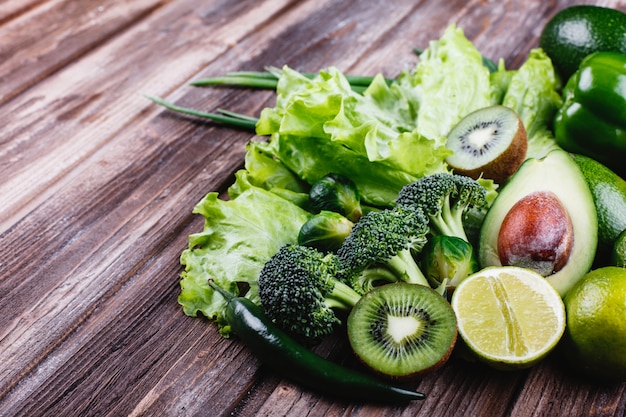 Verduras frescas, frutas y vegetación. Vida sana y comida.