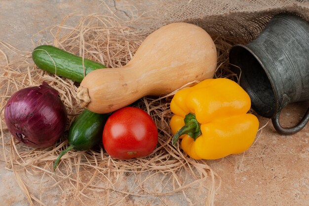 Verduras frescas con hervidor antiguo sobre superficie de mármol