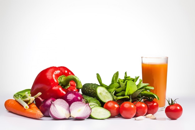 Verduras frescas y jugo de zanahoria