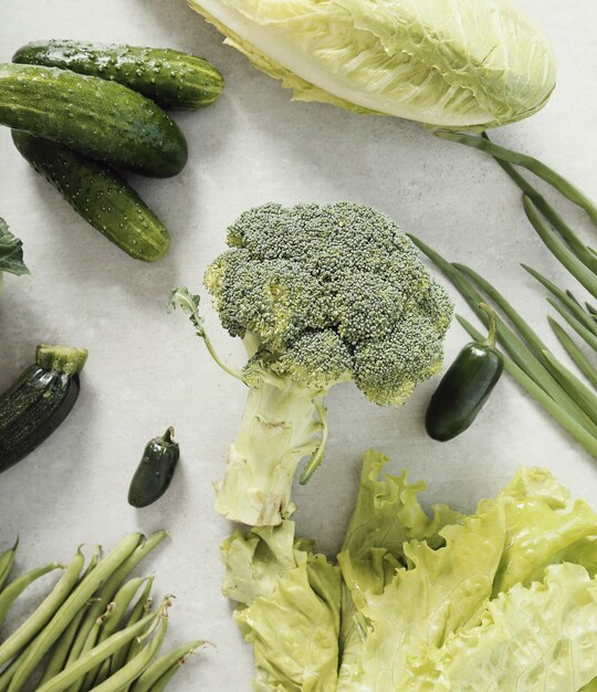 Verduras frescas en la mesa de madera