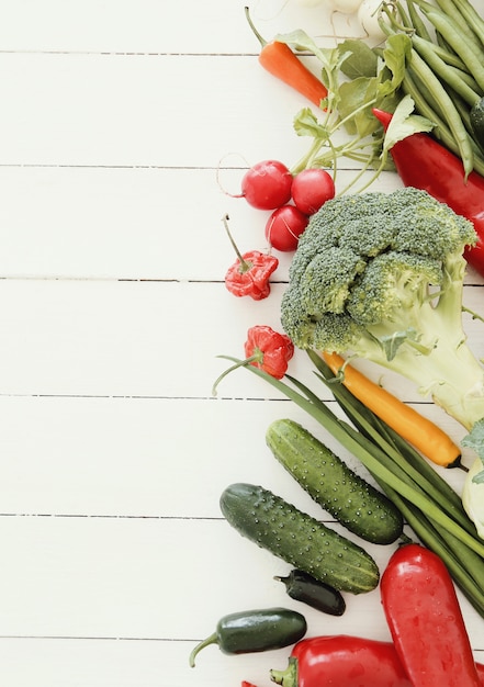 Verduras frescas en la mesa de madera