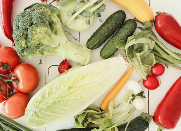 Verduras frescas en la mesa de madera