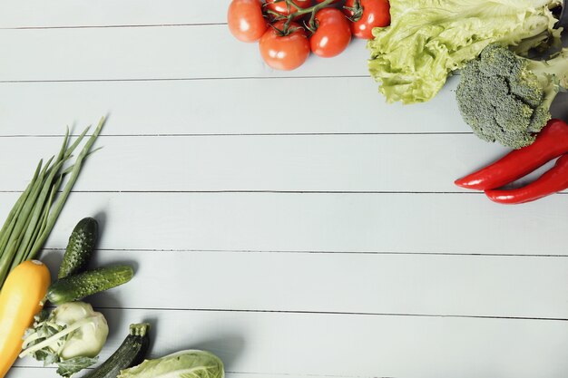 Verduras frescas en la mesa de madera