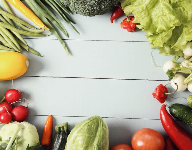 Verduras frescas en la mesa de madera