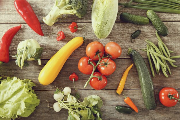 Verduras frescas en la mesa de madera