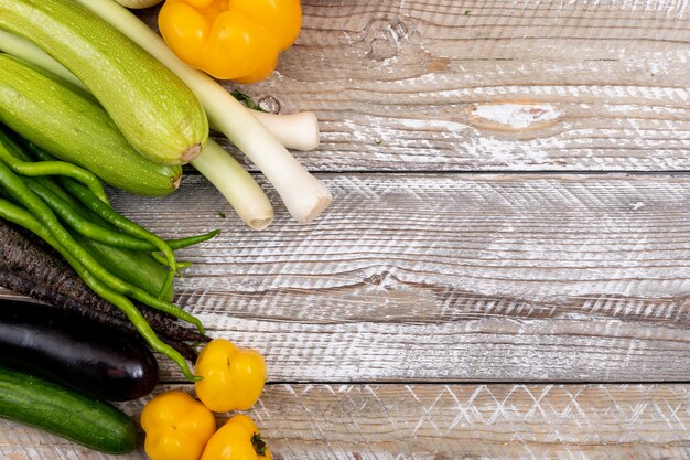 Verduras frescas en la mesa de madera