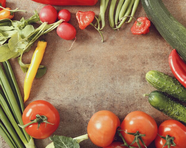 Verduras frescas en mesa oxidada