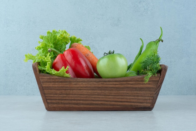 Verduras frescas mixtas en caja de madera.