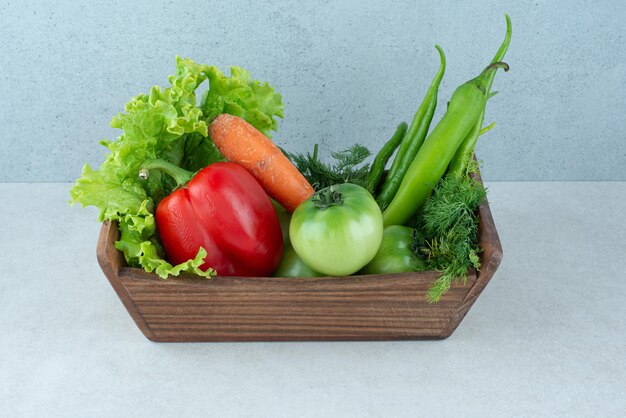 Verduras frescas mixtas en caja de madera.