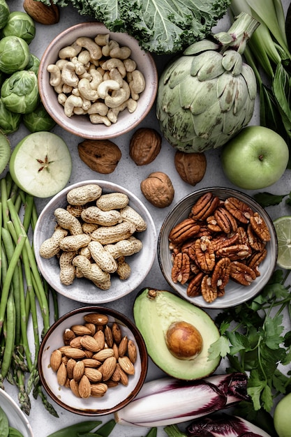 Foto gratuita verduras frescas con nueces mixtas planas dieta saludable