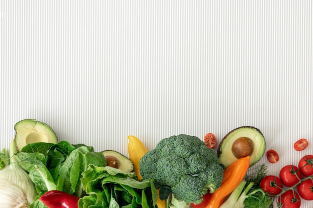 Verduras frescas orgánicas sobre fondo blanco endecha plana