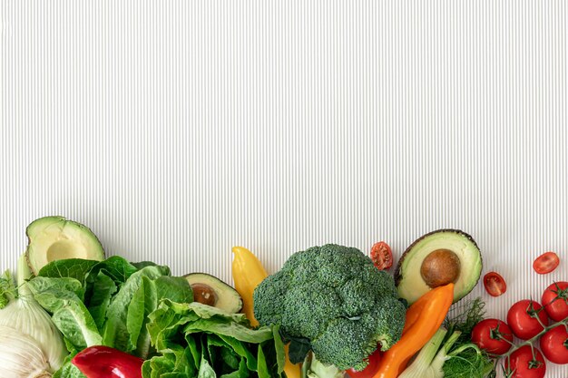 Verduras frescas orgánicas sobre fondo blanco endecha plana