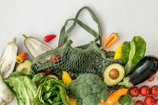 Verduras frescas orgánicas sobre fondo blanco endecha plana