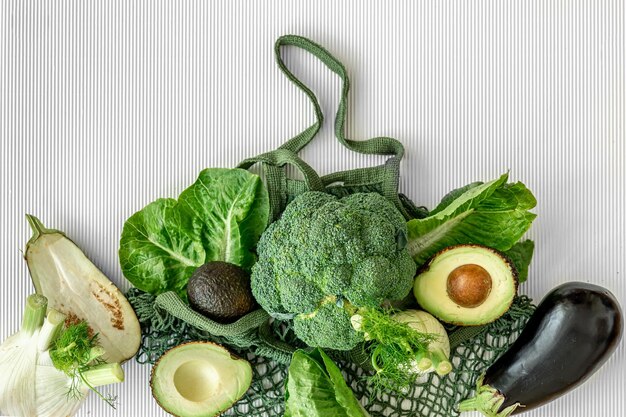 Verduras frescas orgánicas sobre fondo blanco endecha plana