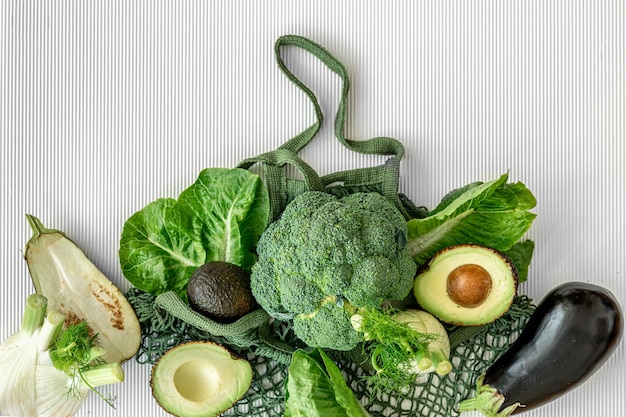 Verduras frescas orgánicas sobre fondo blanco endecha plana