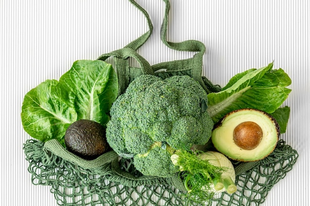 Verduras frescas orgánicas sobre fondo blanco endecha plana