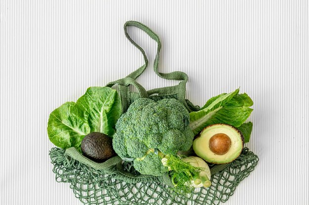 Verduras frescas orgánicas sobre fondo blanco endecha plana