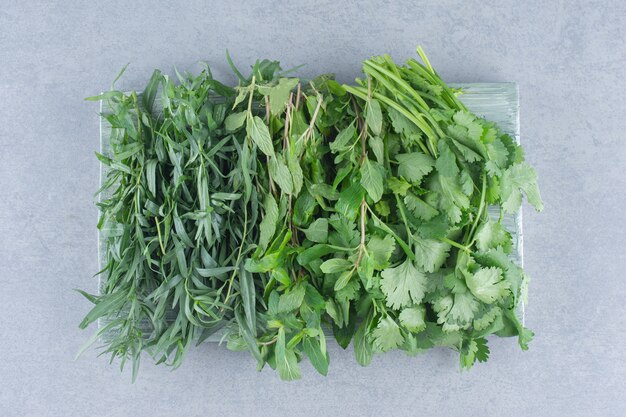 Verduras frescas orgánicas sobre fondo gris.