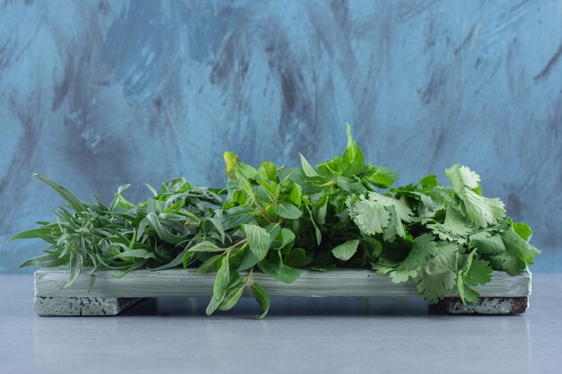 Verduras frescas orgánicas sobre tabla de madera.