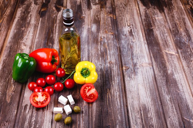 Verduras frescas y otros alimentos. Preparaciones para la cena italiana.