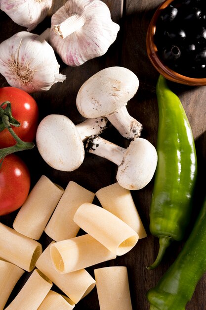 Verduras frescas para pasta en el escritorio