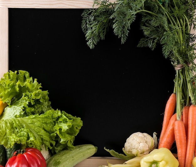 verduras frescas con una pizarra