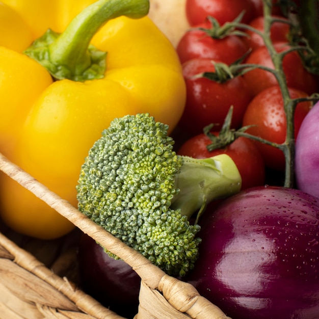 Verduras frescas de primer plano en la cesta