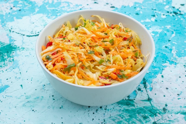 Foto gratuita verduras frescas en rodajas ensalada de piezas largas y delgadas dentro de la placa redonda en azul