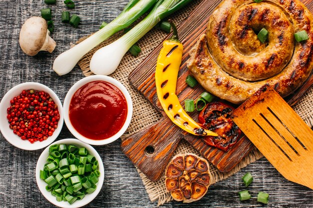 Verduras frescas con salchicha de caracol a la parrilla en la mesa