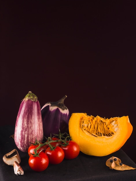 Verduras frescas saludables sobre fondo negro