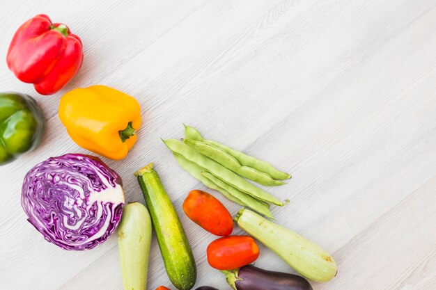 Verduras frescas y saludables en superficie de madera