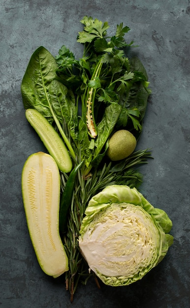 Foto gratuita verduras frescas sobre fondo de estuco