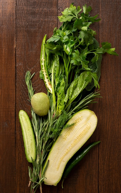 Foto gratuita verduras frescas sobre fondo de madera