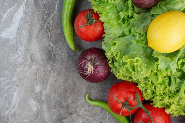 verduras frescas sobre fondo de mármol. Foto de alta calidad