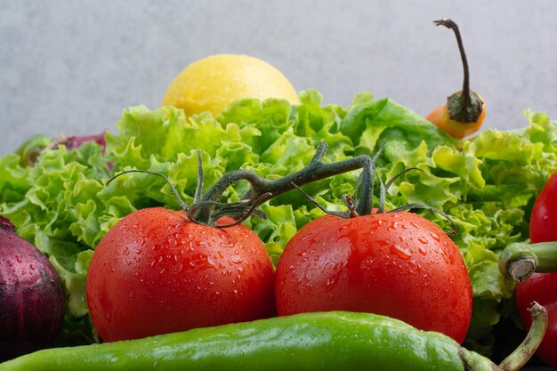 verduras frescas sobre fondo de mármol. Foto de alta calidad