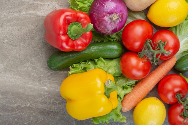 verduras frescas sobre fondo de mármol. Foto de alta calidad