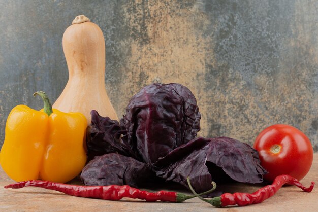 Verduras frescas sobre mármol.