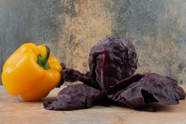 Verduras frescas sobre mármol.