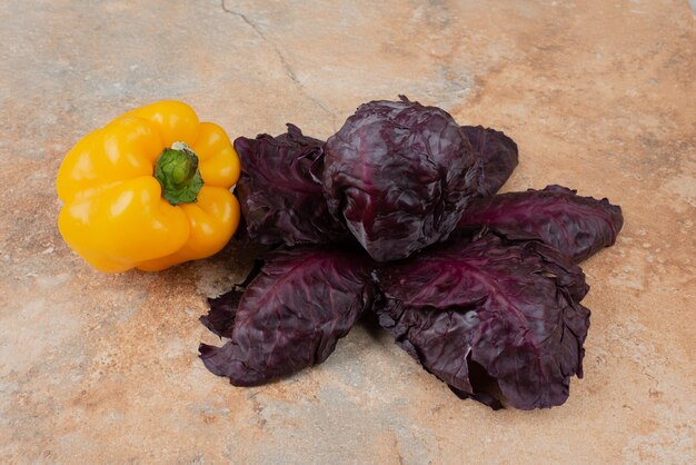 Verduras frescas sobre mármol.