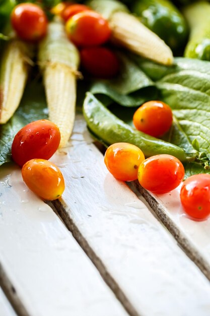 Verduras frescas en una tabla de madera blanca