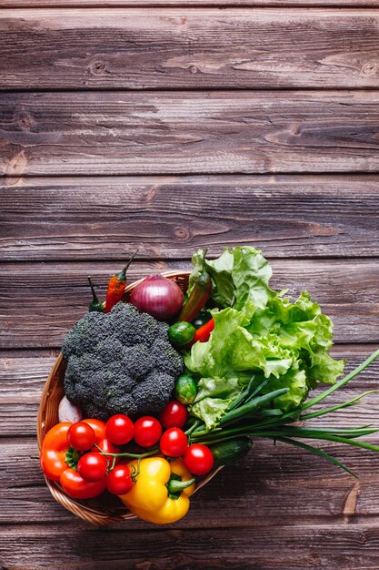 Verduras frescas y vegetación, vida sana y alimentación. Brócoli, pimiento, tomates cherry, chile