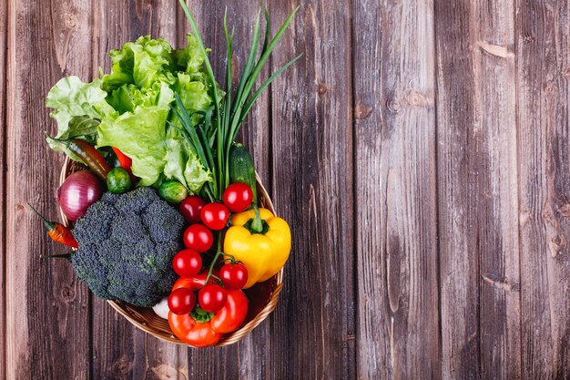 Verduras frescas y vegetación, vida sana y alimentación. Brócoli, pimiento, tomates cherry, chile