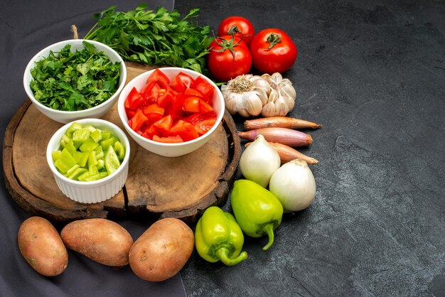 Verduras frescas de vista frontal con verduras en el espacio oscuro