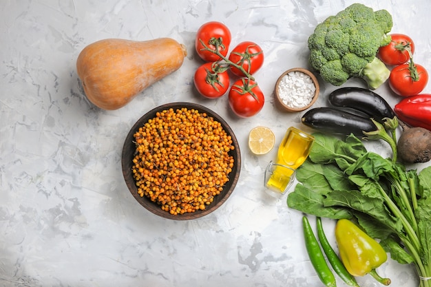 Verduras frescas de la vista superior sobre fondo blanco claro