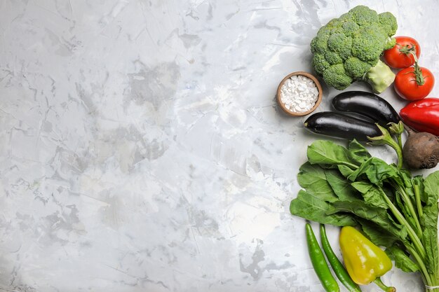 Verduras frescas de la vista superior sobre fondo blanco