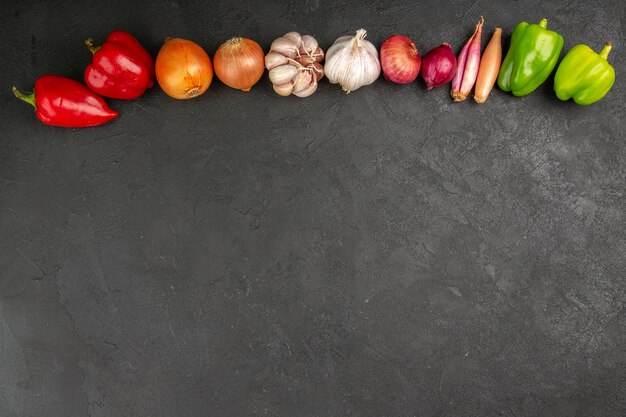 Verduras frescas de vista superior sobre fondo gris