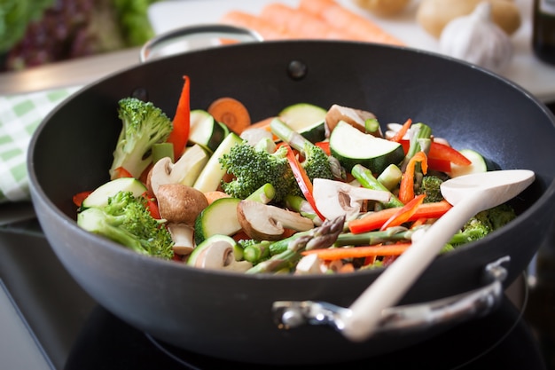 Verduras fritas en una sartén