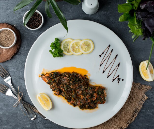 verduras fritas con verde en el plato