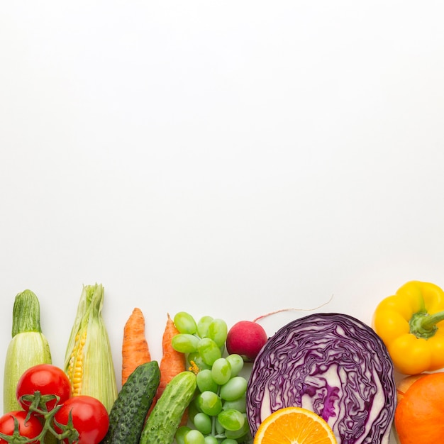 Foto gratuita verduras y frutas con espacio de copia.