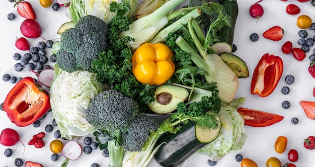 Verduras y frutas planas yacían aisladas sobre fondo blanco